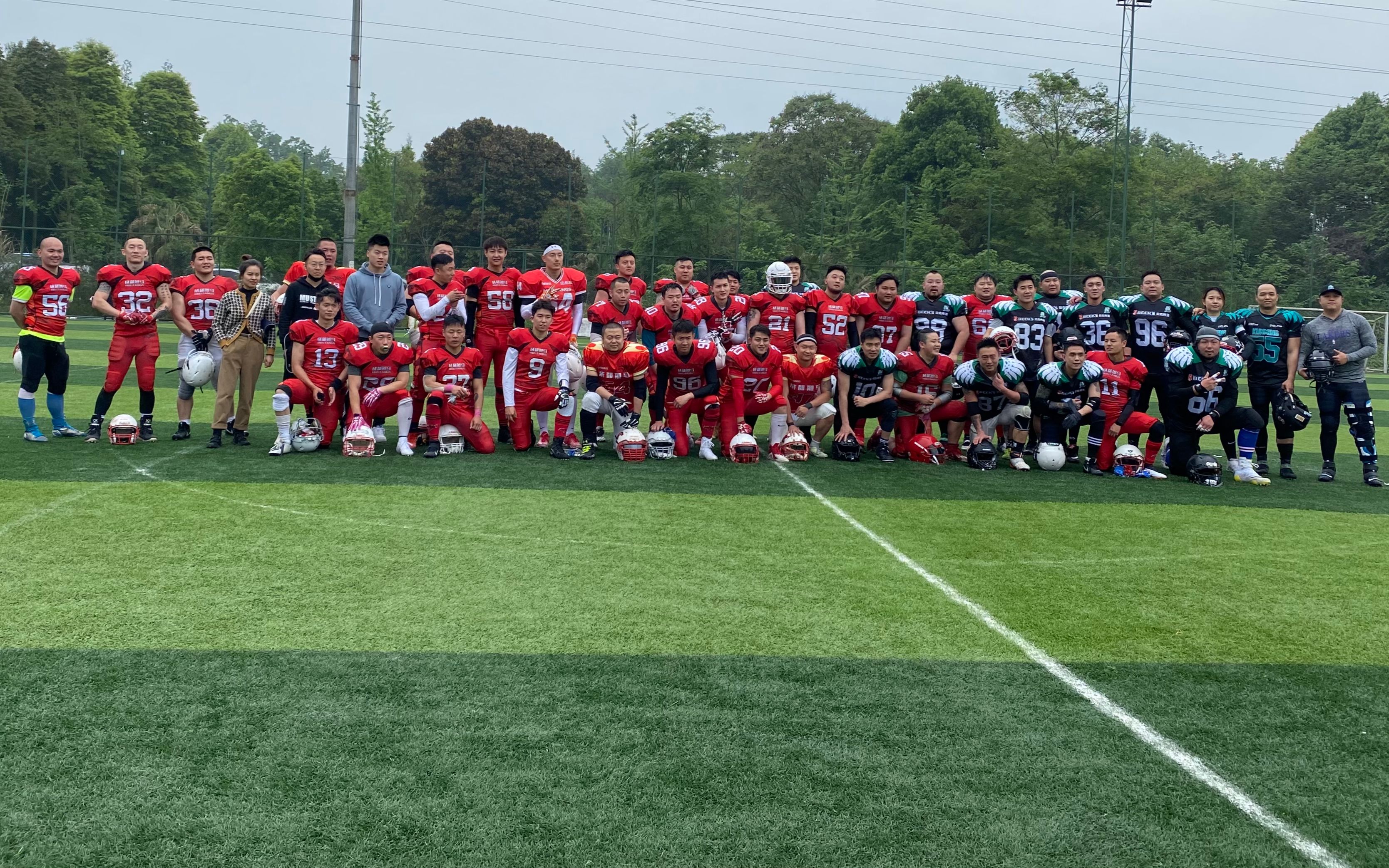 虎扑网-公开赛巅峰对决!荆楚烈马队小胜皖江风暴队,橄榄球赛场再起波澜;中场绞杀压制对手的简单介绍