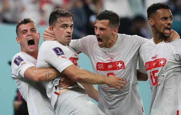 虎扑体育-击剑杯赛焦点战：闽南麒麟队翻盘渝州旋风队，外线火力全开。禁区内连续解围的简单介绍