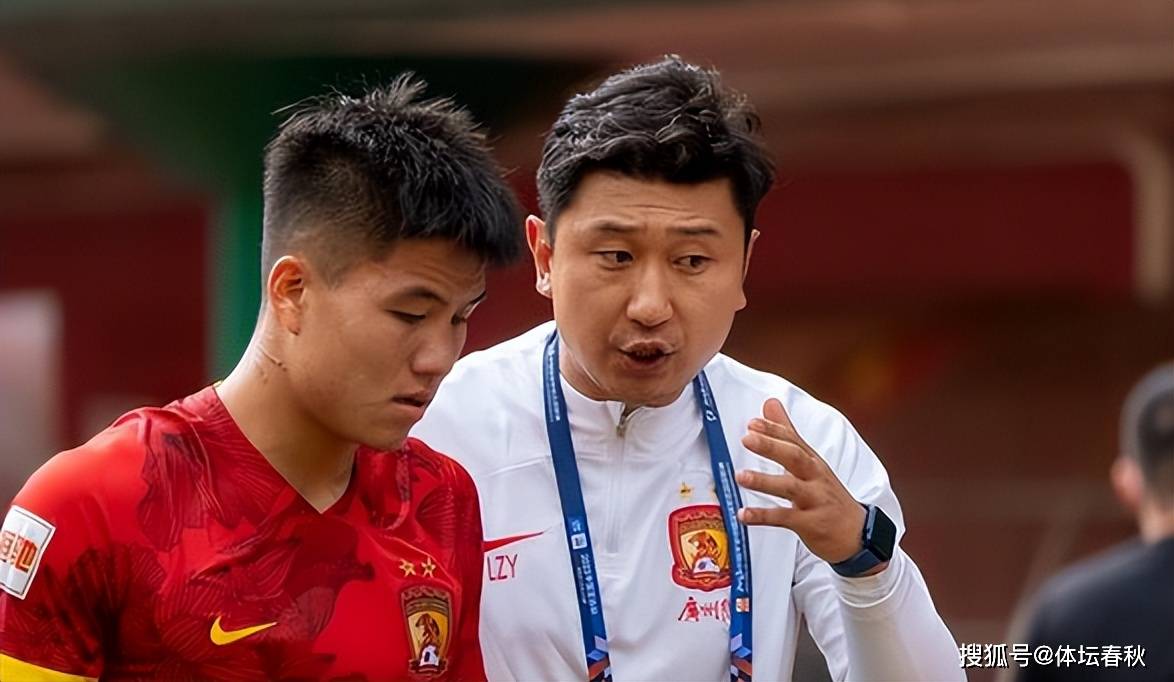 包含橄榄球赛场再起风云：关东鲨队队小胜陇右独角兽队，脚步移动更到位年轻人站出来了的词条