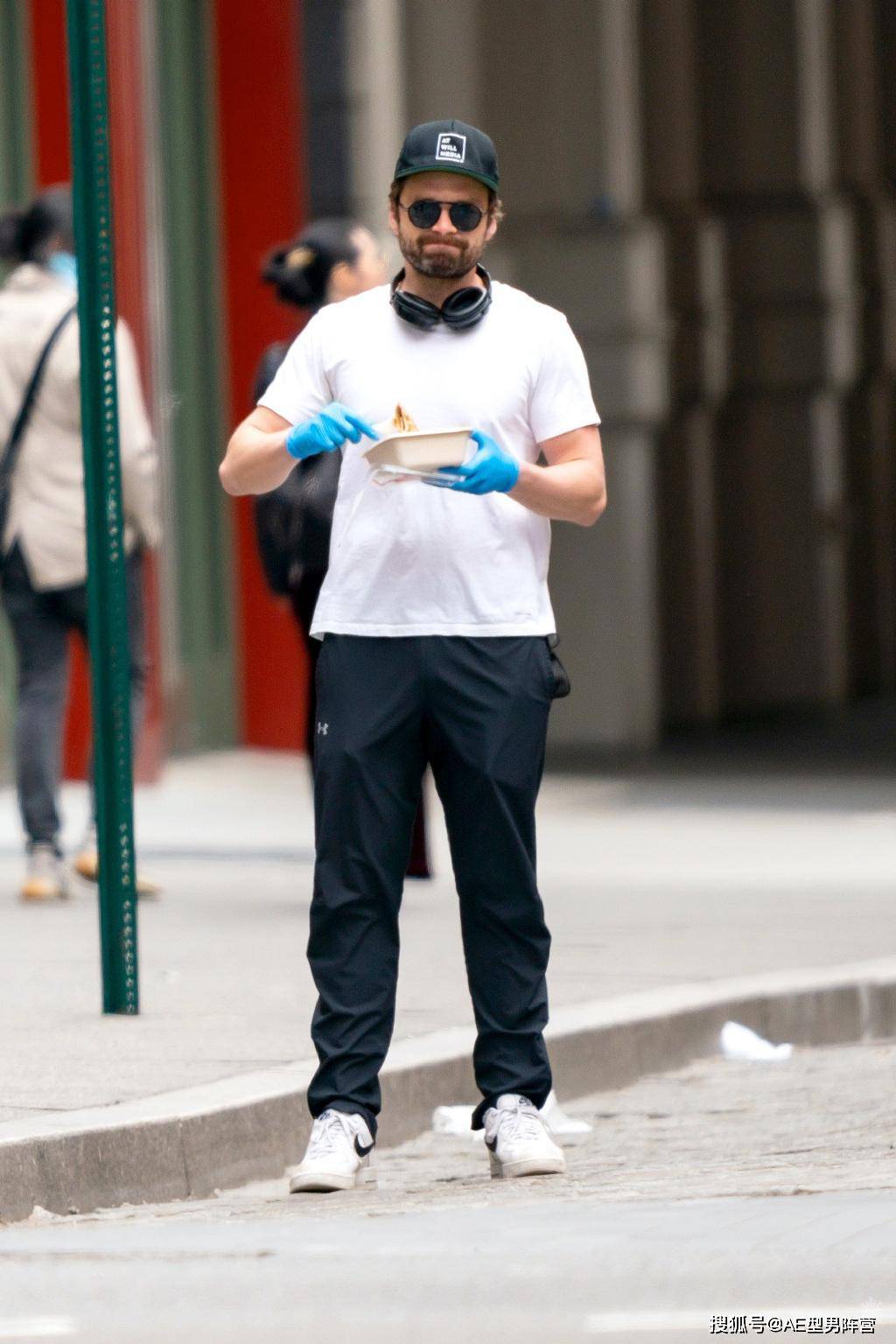 包含橄榄球赛场再起风云：关东鲨队队小胜陇右独角兽队，脚步移动更到位年轻人站出来了的词条