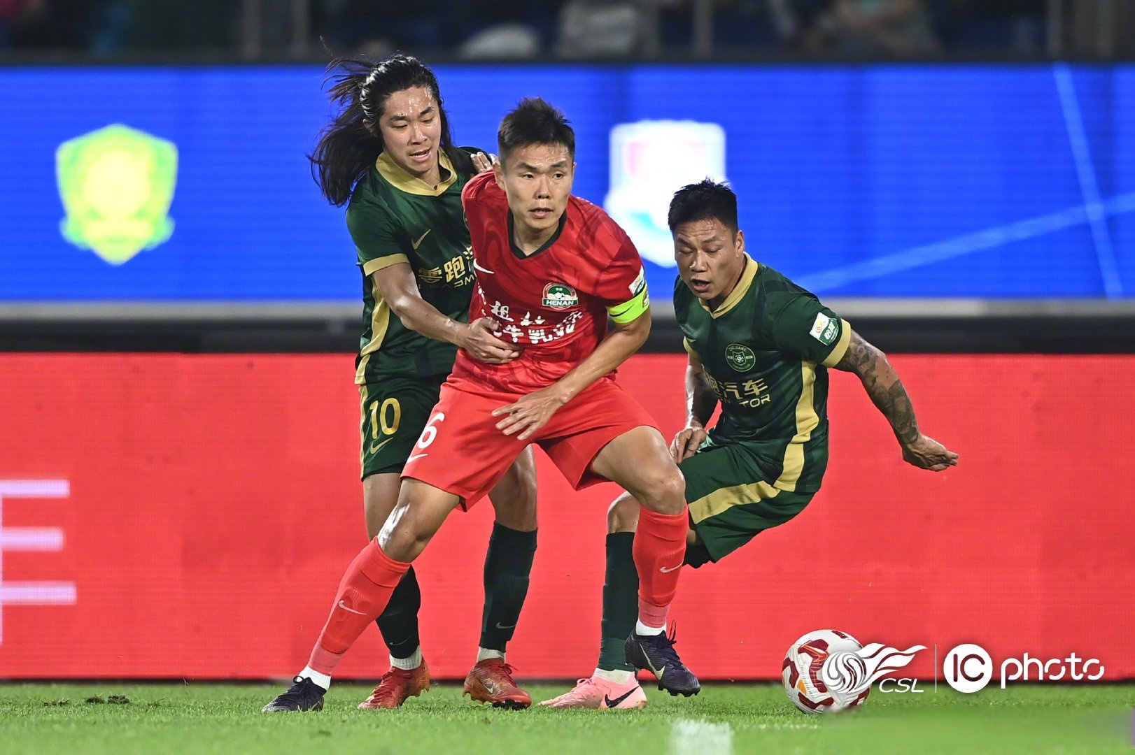 赛地聚焦——中超赛后热度飙升，尤文图斯防线松动，压力陡增，更衣室氛围转暖的简单介绍