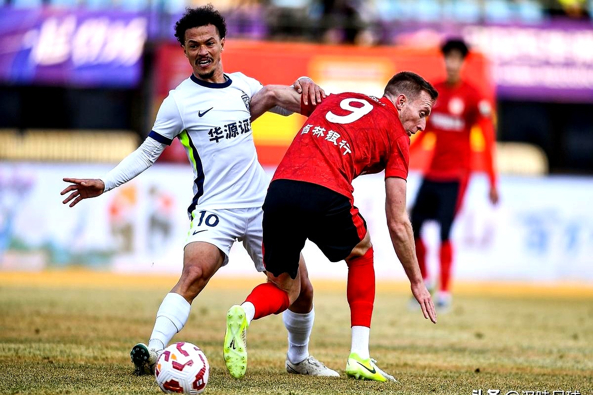 赛地聚焦——中超赛后热度飙升，尤文图斯防线松动，压力陡增，更衣室氛围转暖的简单介绍