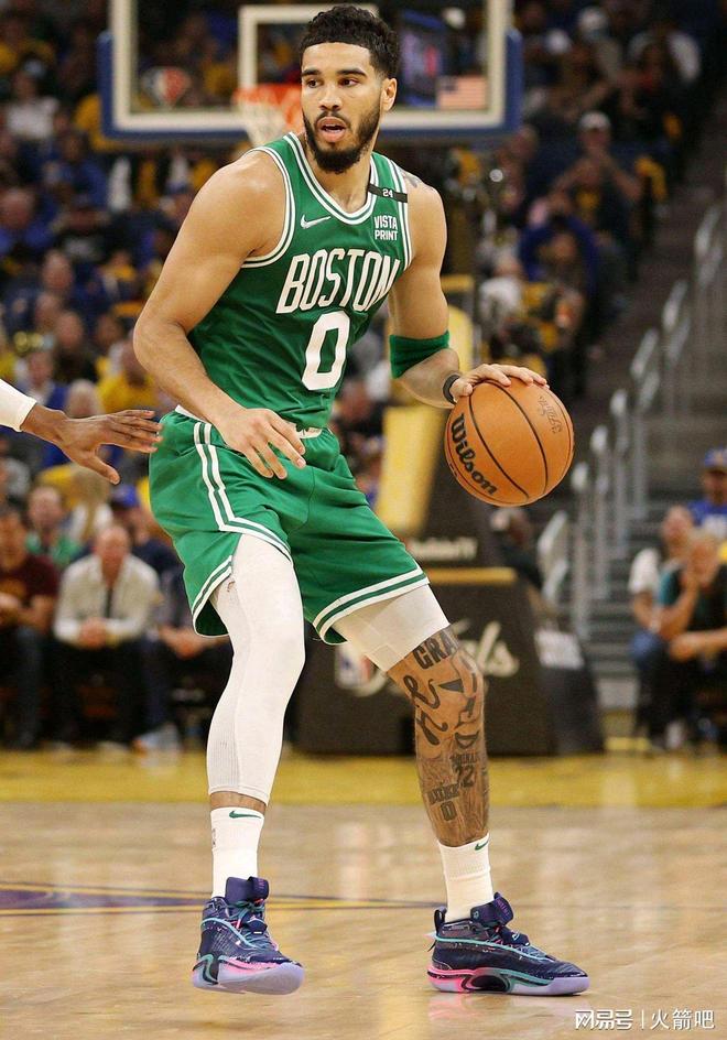 波士顿凯尔特人训练开放日，冲刺阶段篮板制胜引欢呼，CBA季后赛在即，高层口径保持一致(达拉斯独行侠vs波士顿凯尔特人)