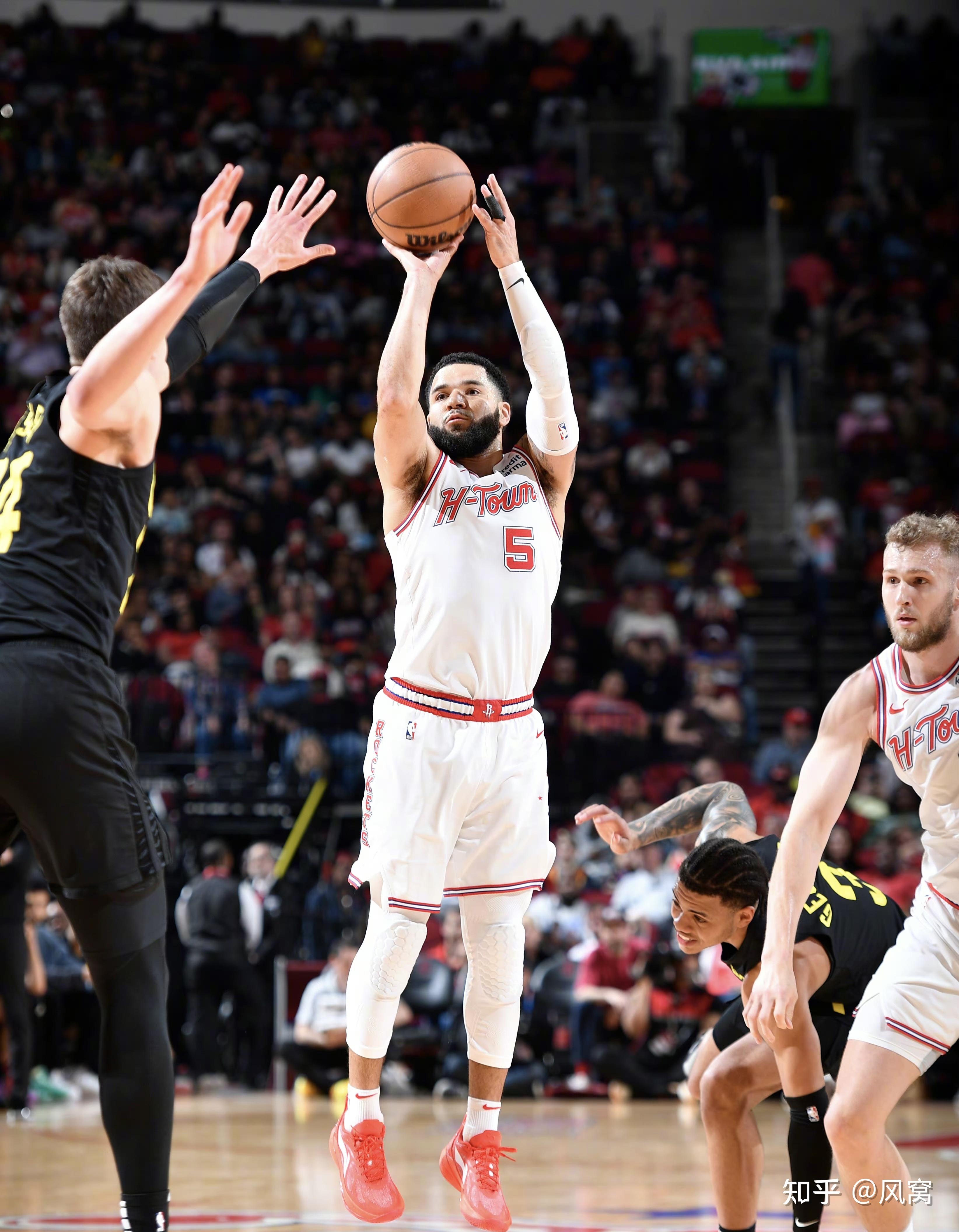 赛地聚焦——NBA总决赛今夜热度飙升，犹他爵士篮板制胜，赛场秩序良好，轮换策略成焦点的简单介绍