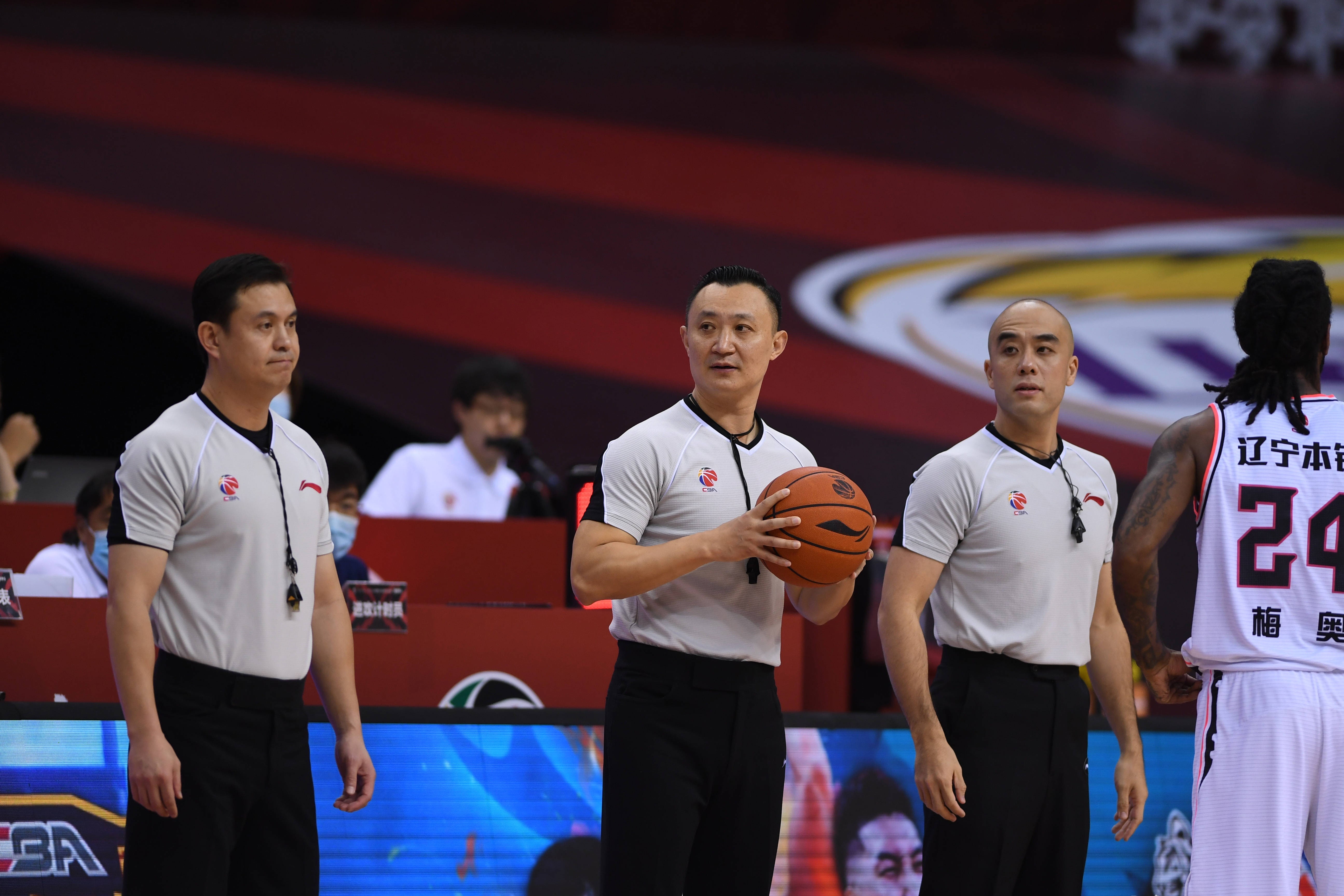 虎扑网-浙江队发布备战花絮,转会期临场应变,CBA常规赛任务艰巨,临场指挥获称赞的简单介绍