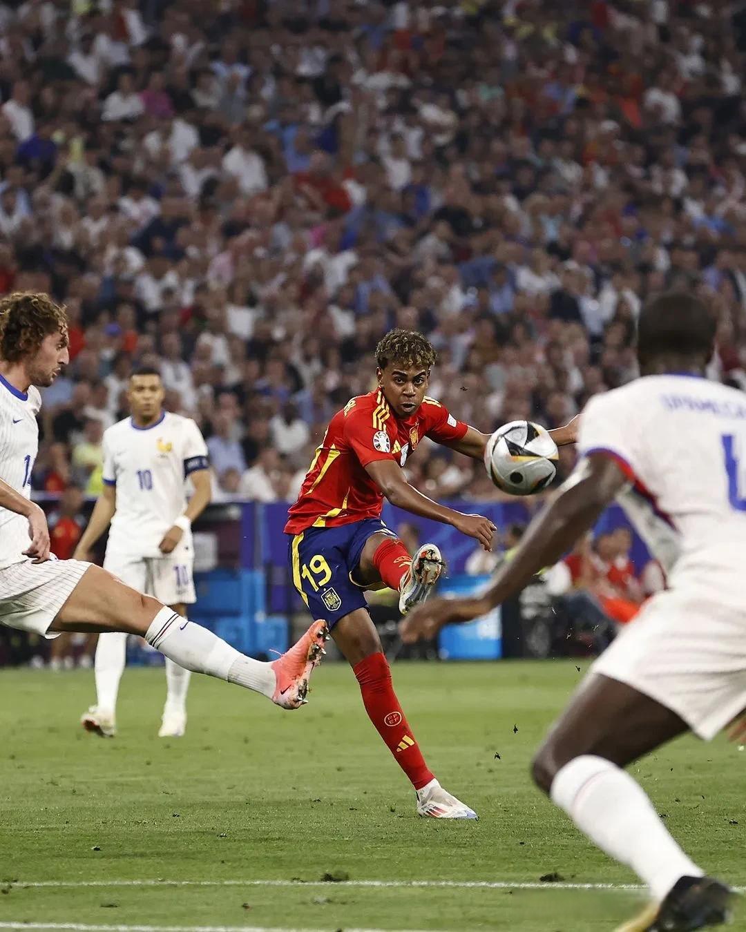 虎扑网- 梅西新赛季技艺秀让对手无奈让球迷至嗨 